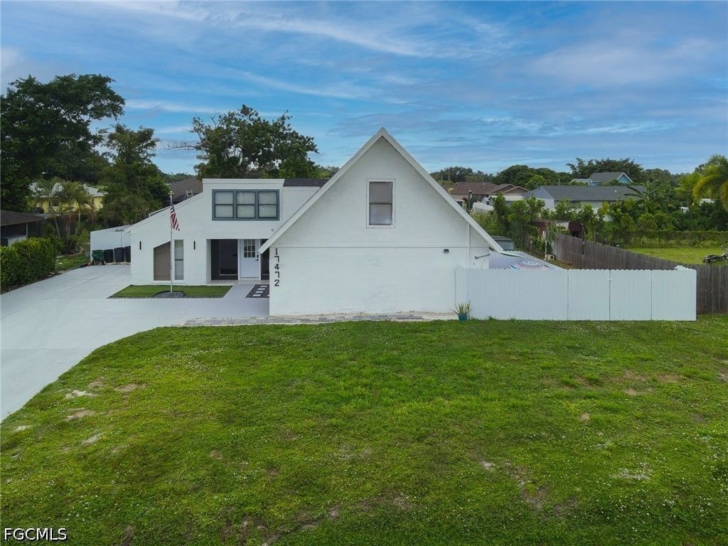 17472 Phlox Dr, Fort Myers