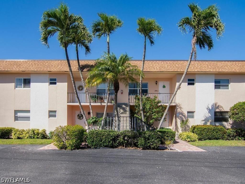 609 Palm View Dr 10, Naples