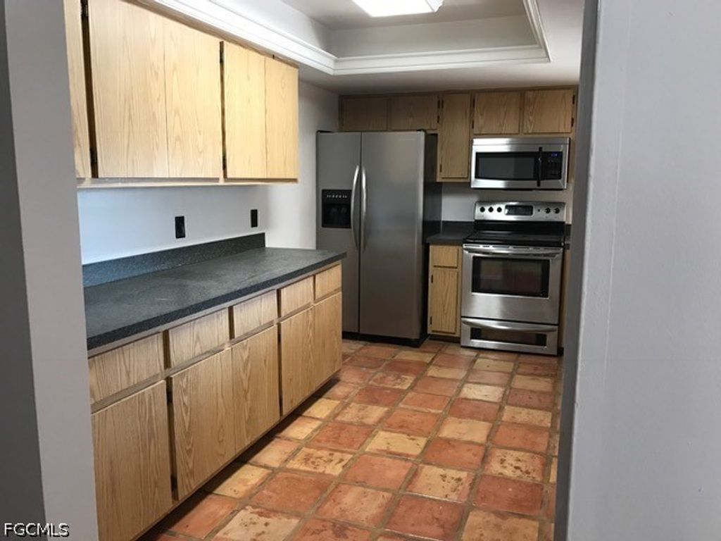 627 Se 10th Ave, CAPE CORAL