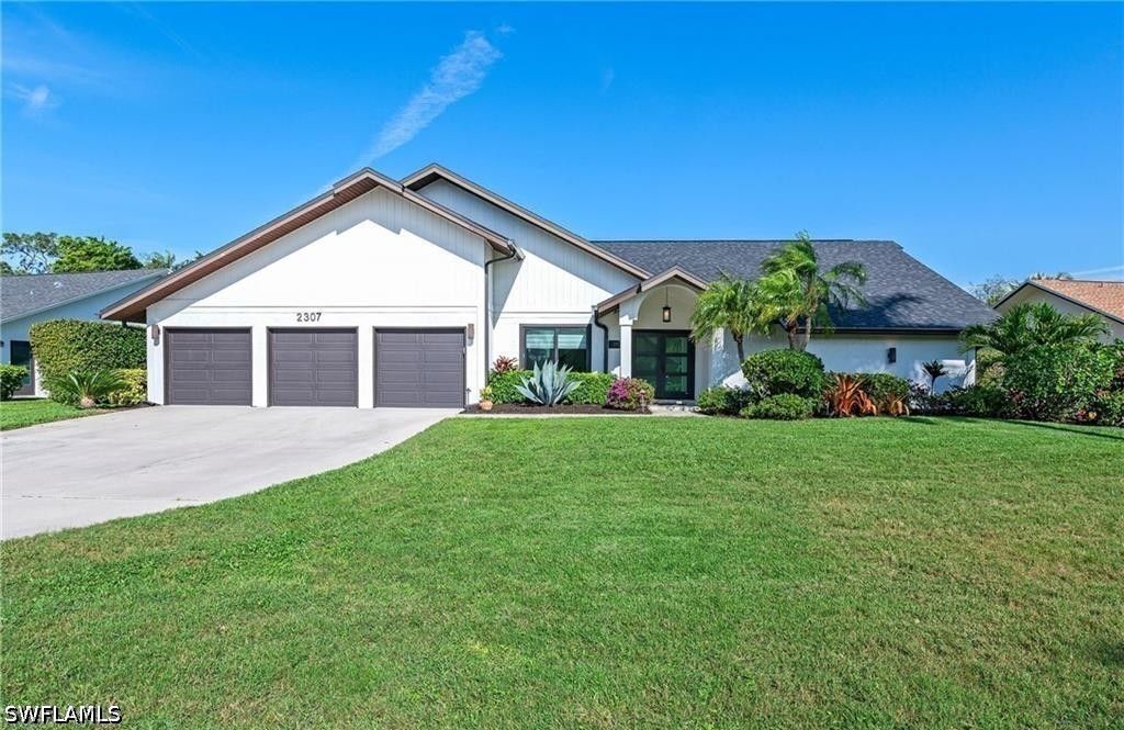 2307 Queens Way, Naples