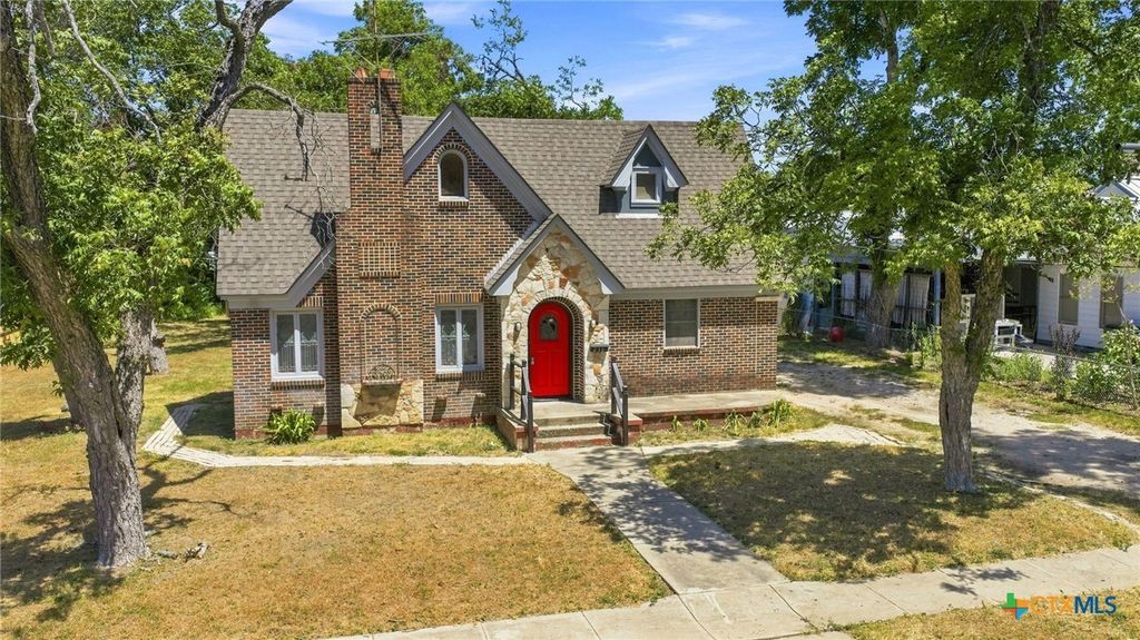 210 S Cedar Street, Seguin