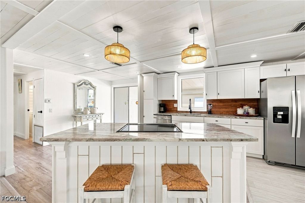 573 Hogan Dr, NORTH FORT MYERS