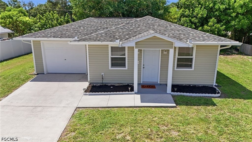 899 Ridgeway Dr, North Fort Myers