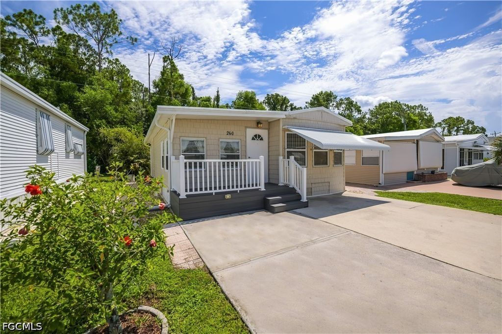 260 Caravan Cir, North Fort Myers