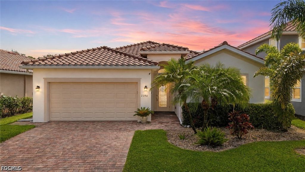 2390 Heydon Cir E, Naples