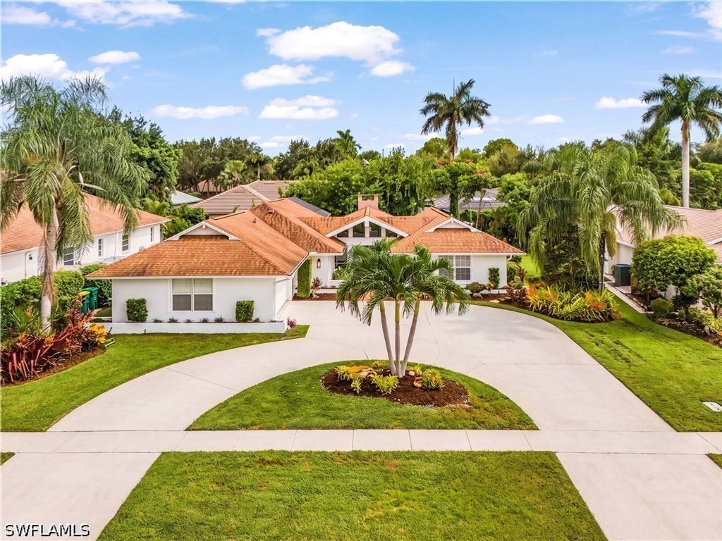 2472 Pine Woods Cir 17, Naples