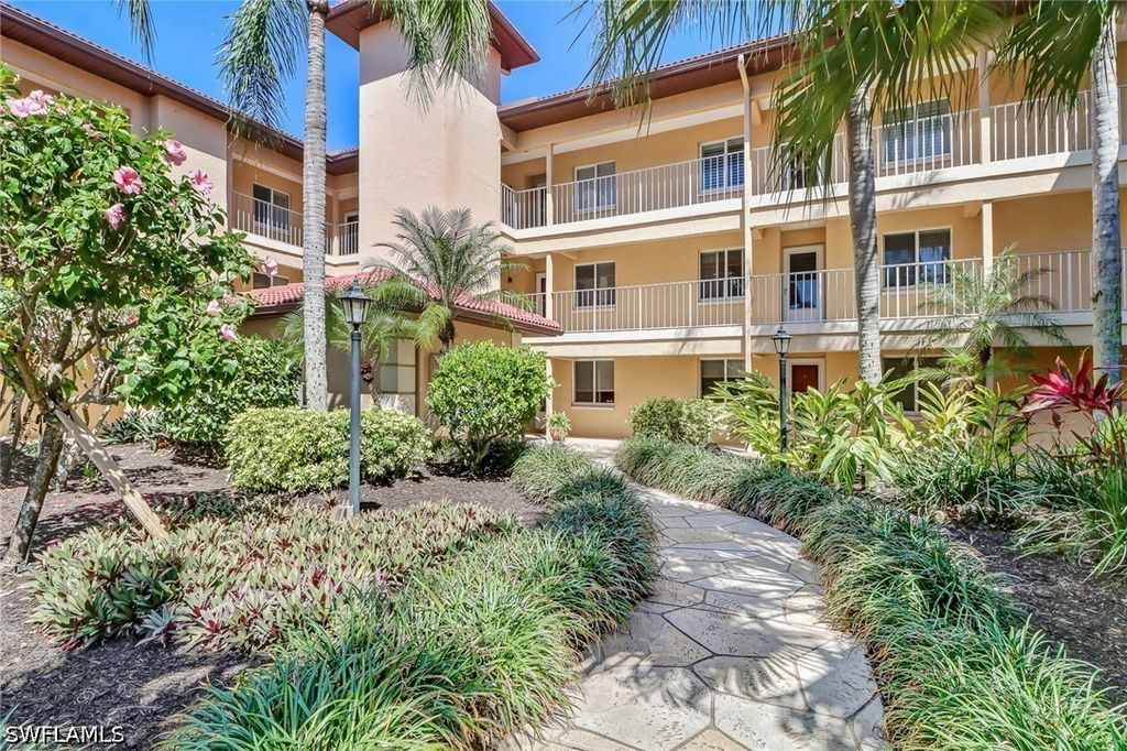 1025 Foxfire Ln 303, Naples