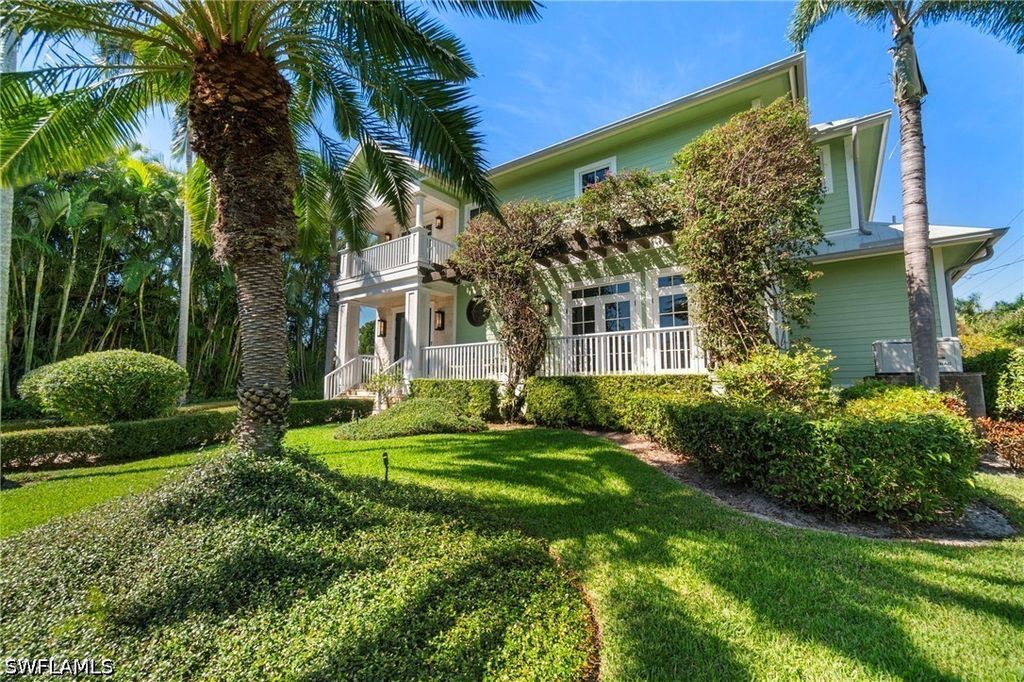 645 Broad Ave S, Naples