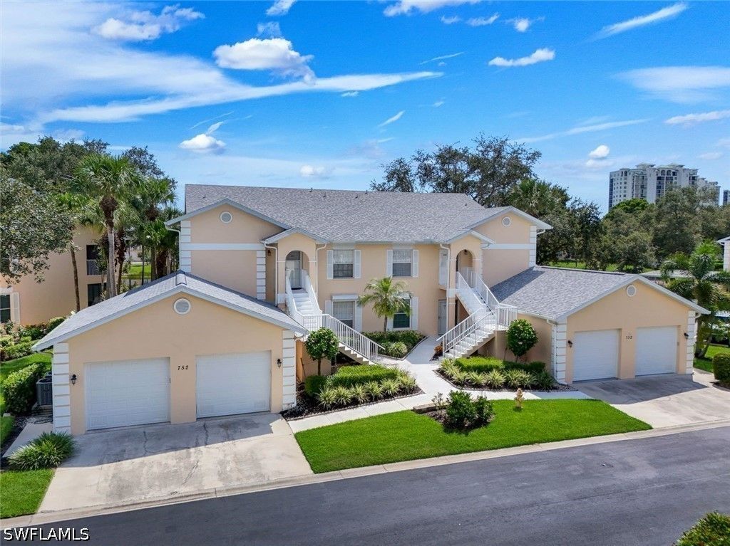 752 Wiggins Lake Dr 201, Naples