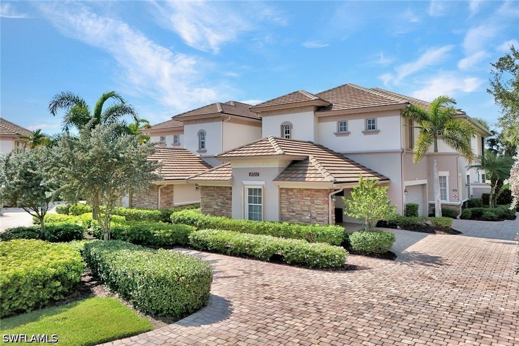 8723 Coastline Ct 202, Naples
