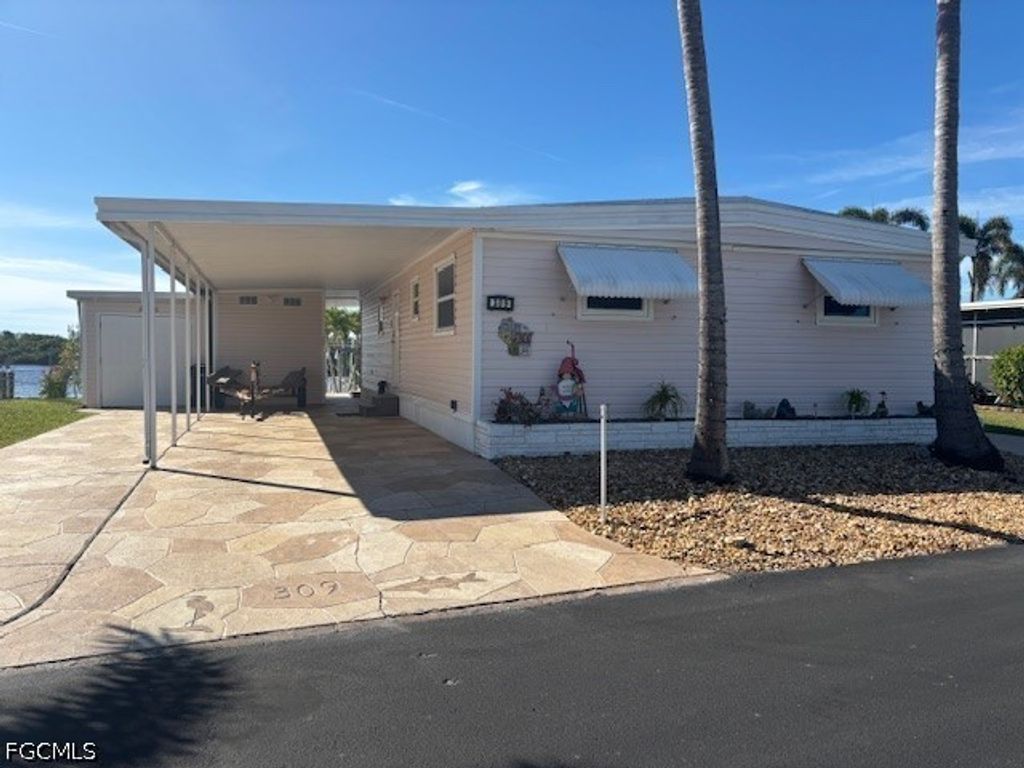 309 Shoreland Dr W, Fort Myers