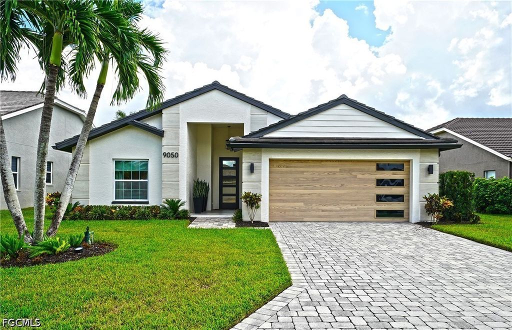 9050 Old Hickory Cir, Fort Myers