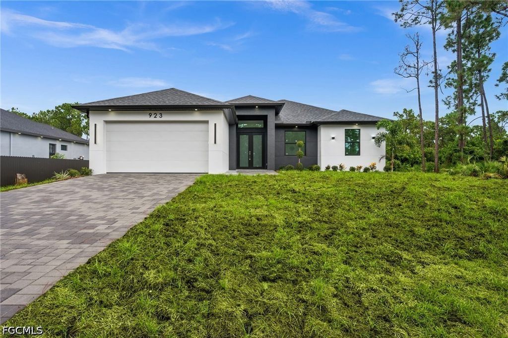 923 Bolivia Dr, Lehigh Acres