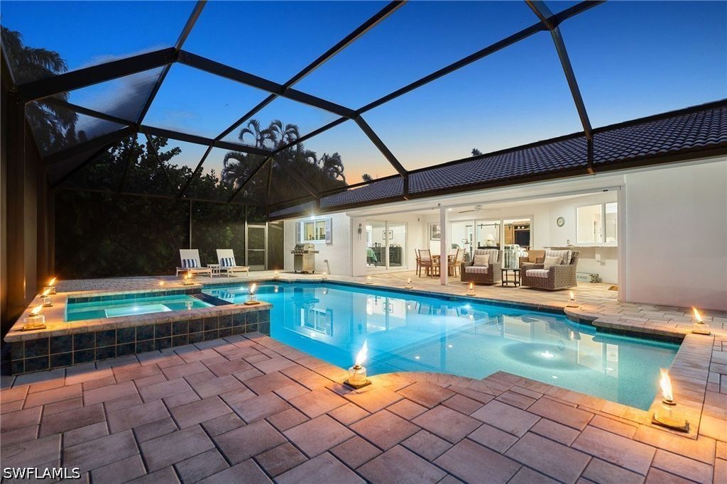 571 Neapolitan Ln, Naples