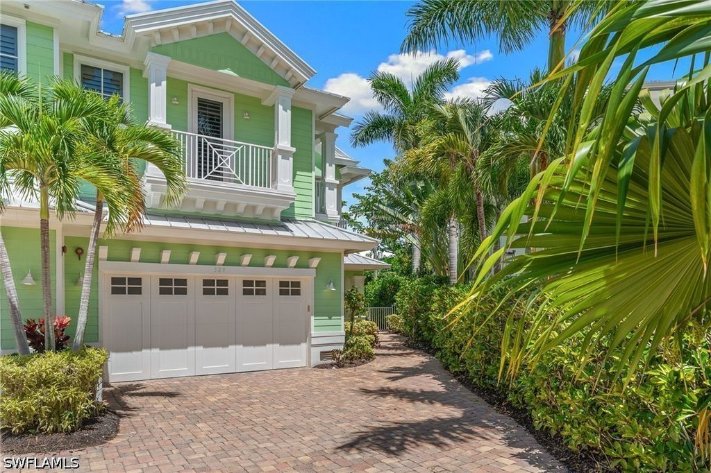 529 Fairway Ter, Naples