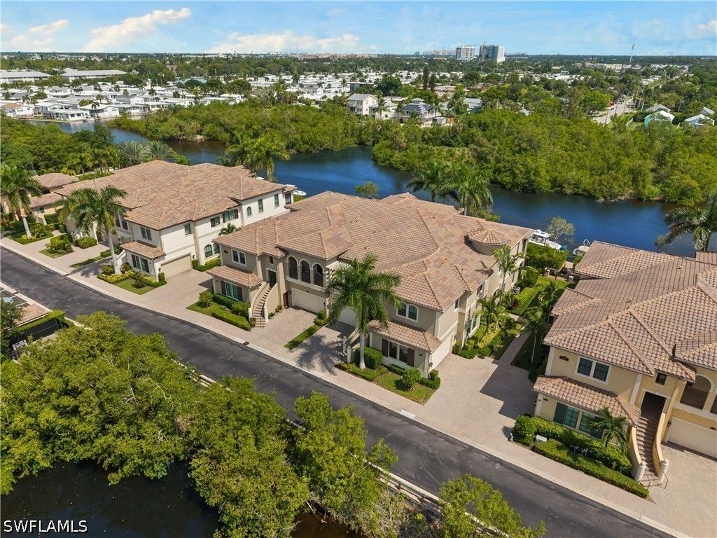 2439 Breakwater Way 9102, Naples