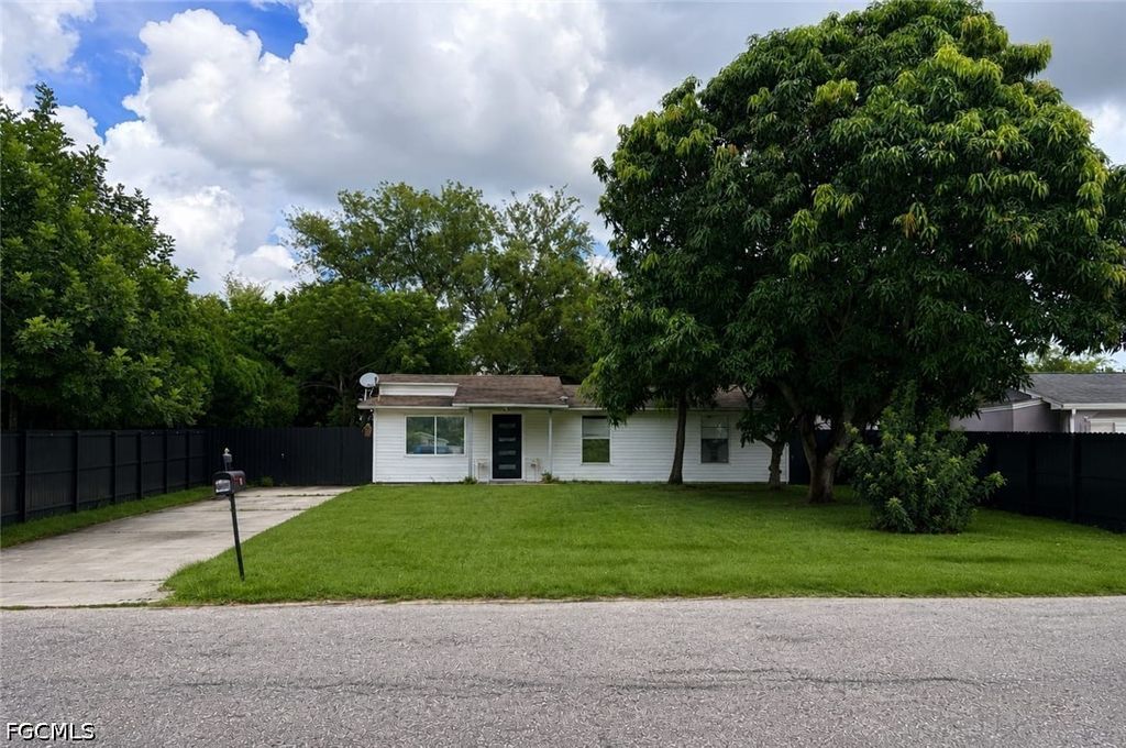 480 Valley Dr, Lehigh Acres