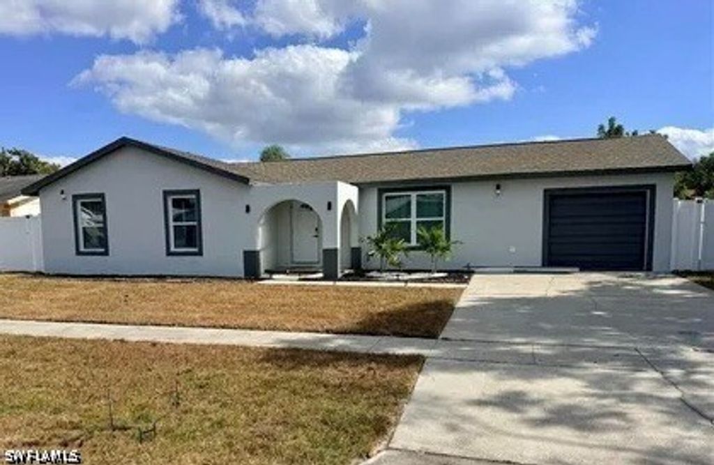1044 Ridgeway Dr, North Fort Myers