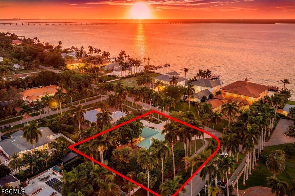 3209 W Riverside Dr, Fort Myers