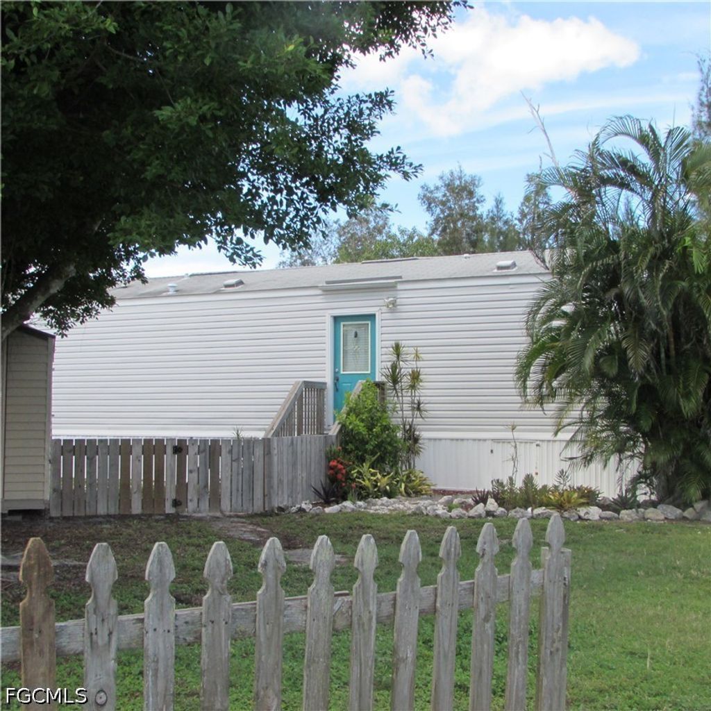 11311 Stringfellow Rd, Bokeelia