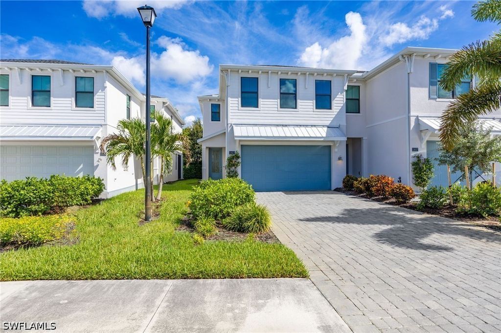 13013 Pembroke Dr, Naples
