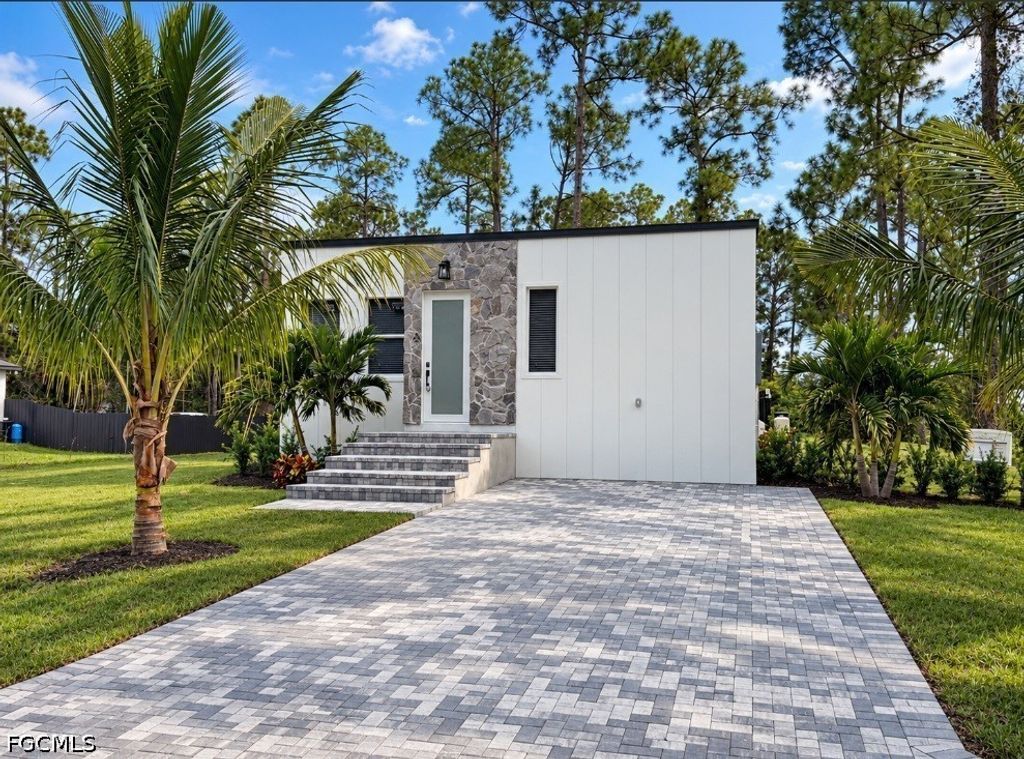 1102 E 11th St, Lehigh Acres