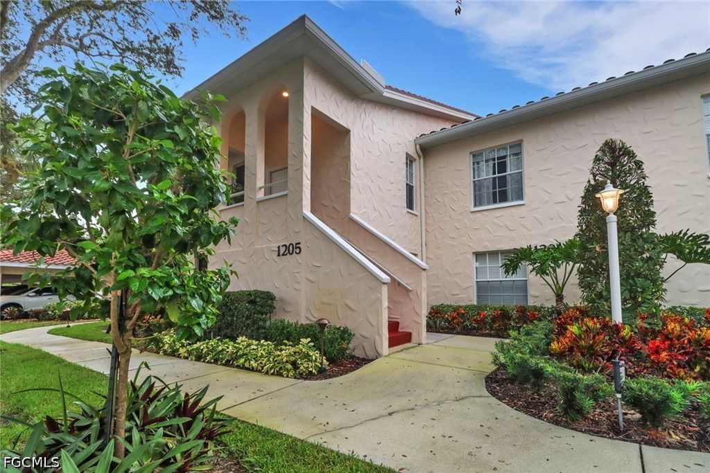 100 Siena Way 1201, Naples