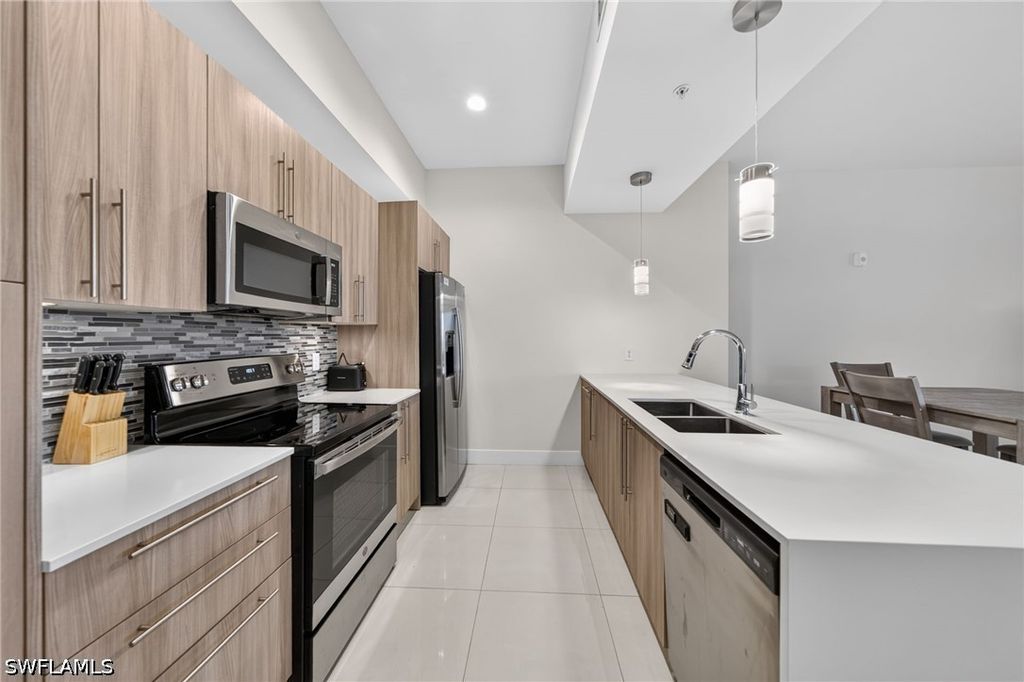 15901 Royal Pointe Ln 405, Fort Myers