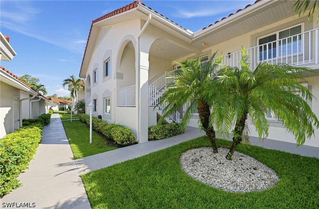 380 Gabriel Cir 8, Naples
