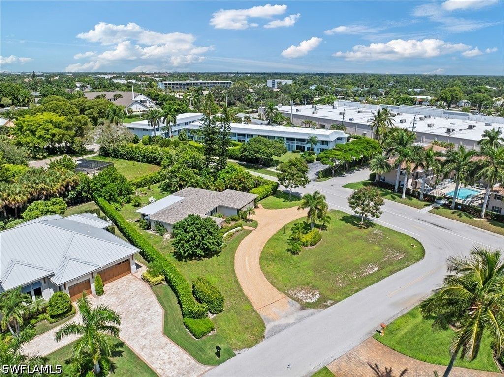 717 Rudder Rd, Naples