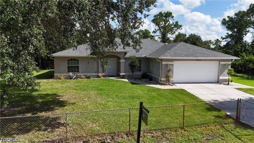 1025 Iris St E, Lehigh Acres