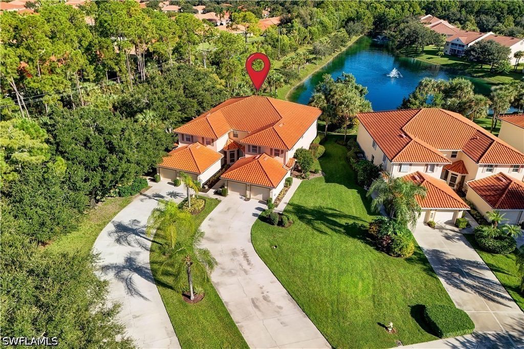 475 Robin Hood Cir 202, Naples