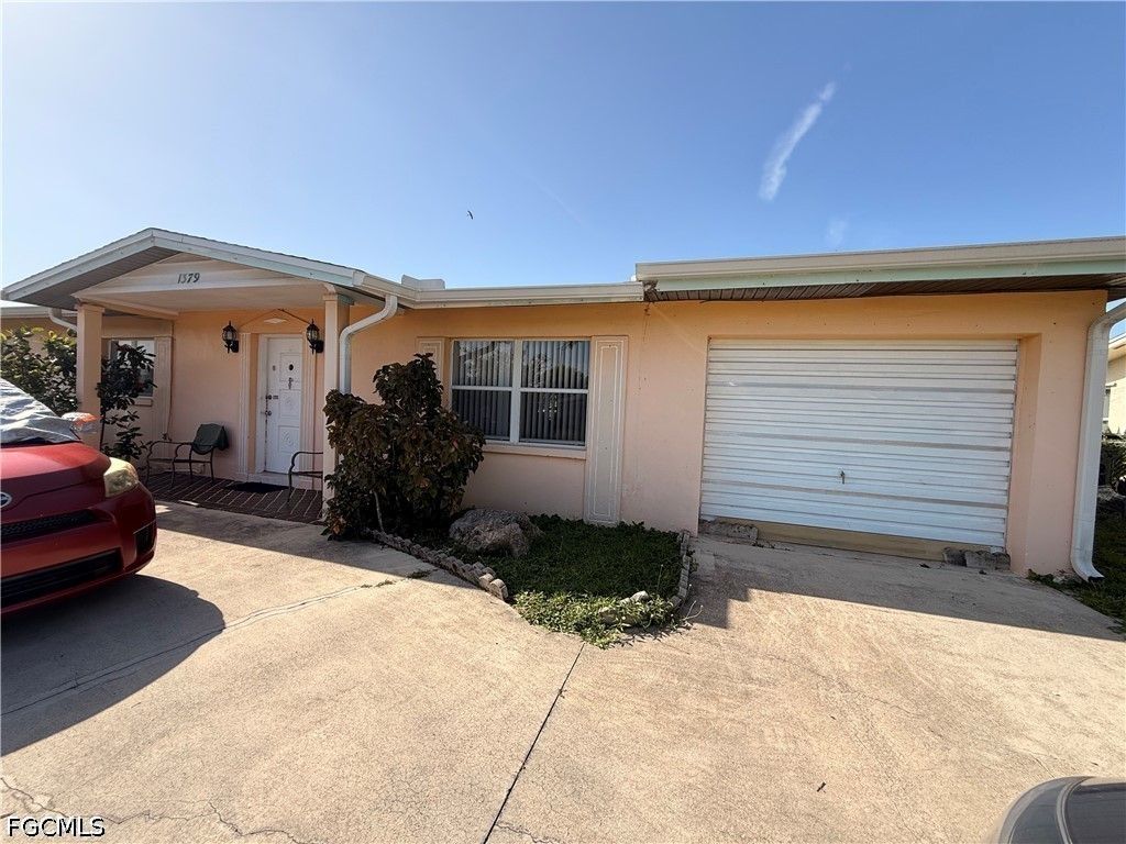 1379 Golf Dr, Fort Myers