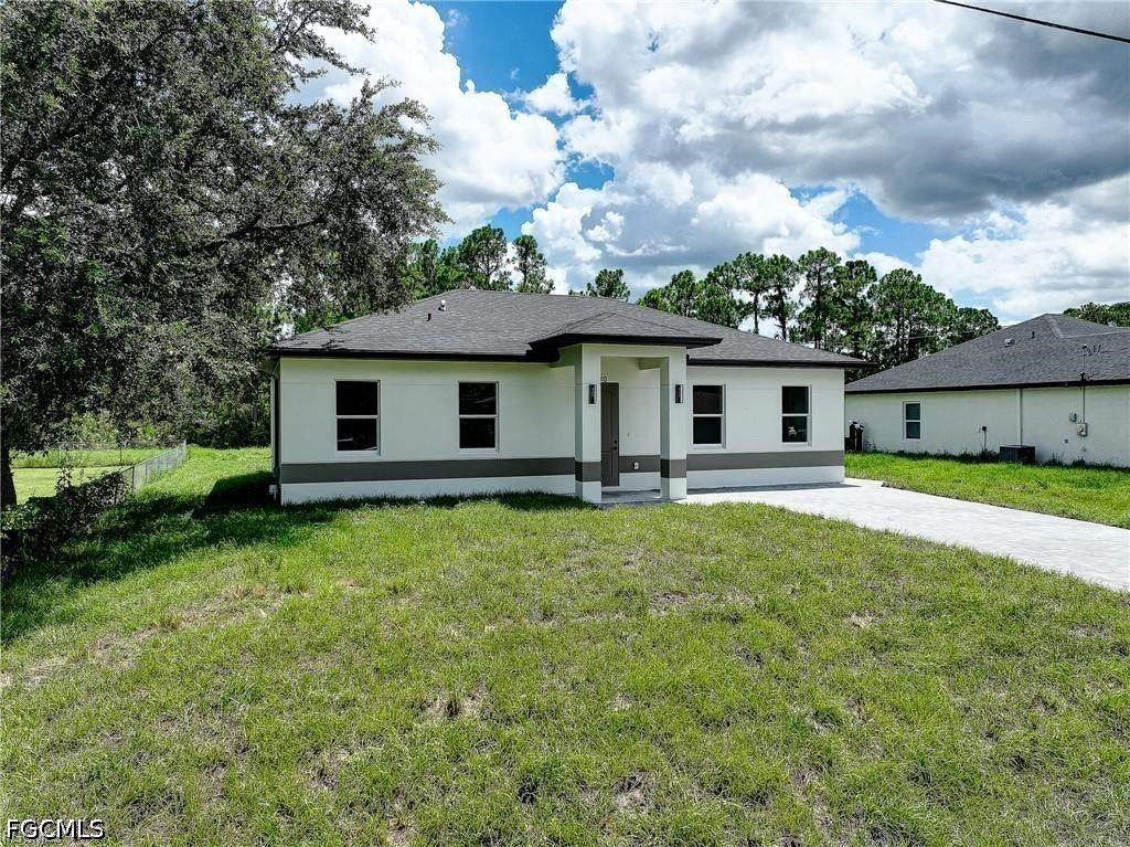 940 Lakeside Dr, Lehigh Acres