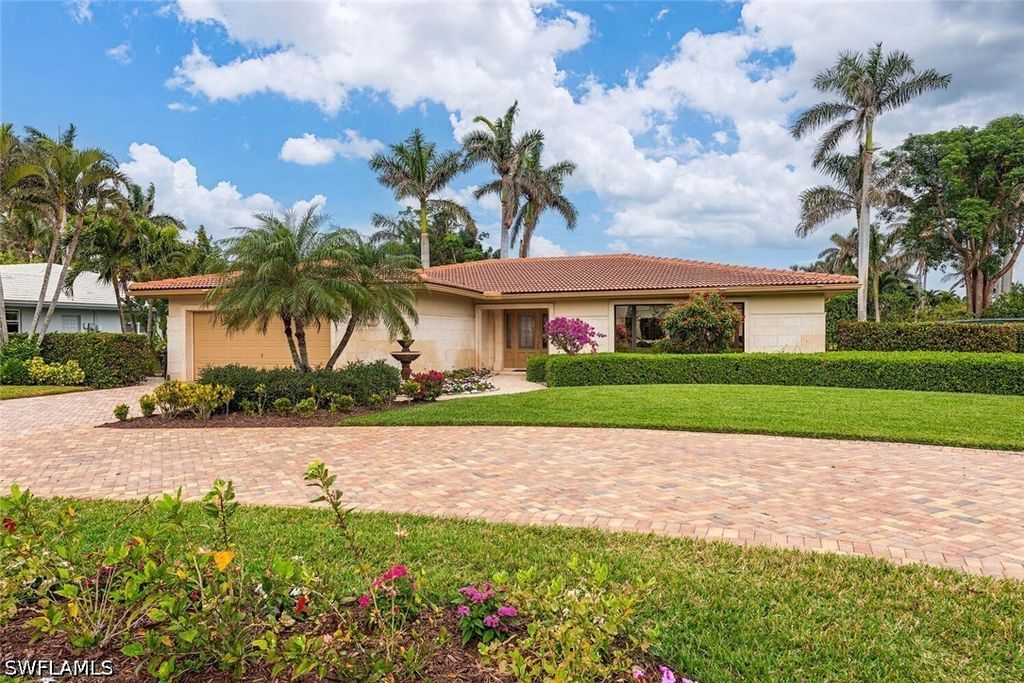 717 Park Shore Dr, Naples