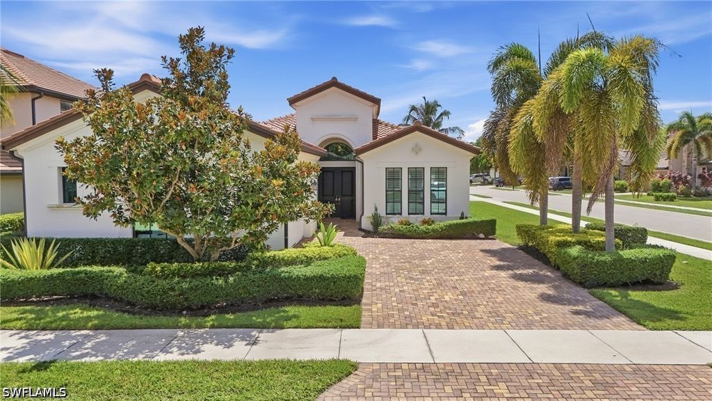 9201 Woodhurst Dr, Naples