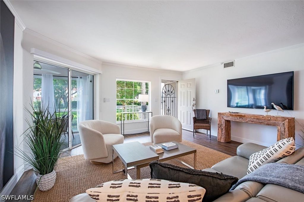 5633 Turtle Bay Dr 35, Naples