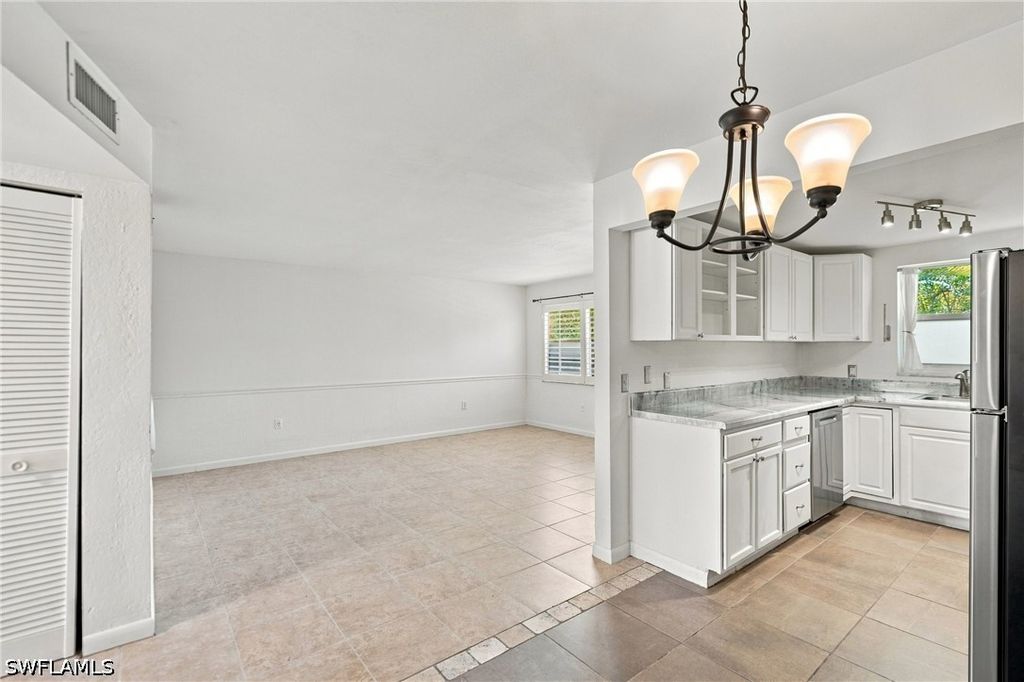 4290 Gulfstream Dr 5, Naples