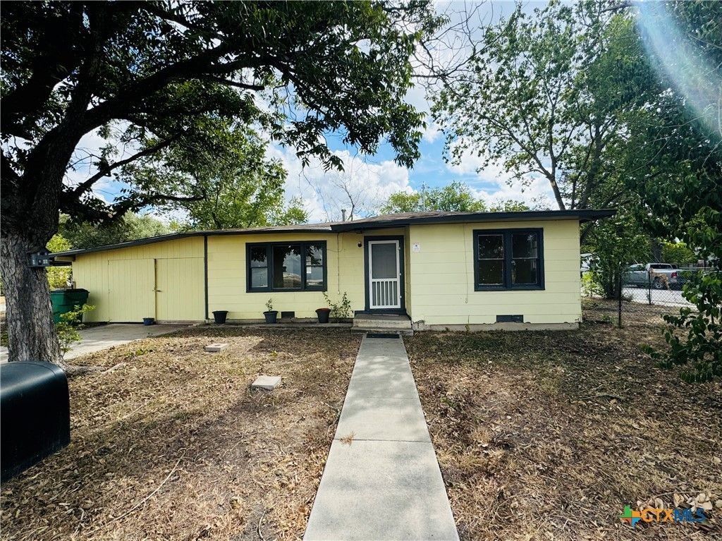 2003 N Guadalupe Street, Seguin