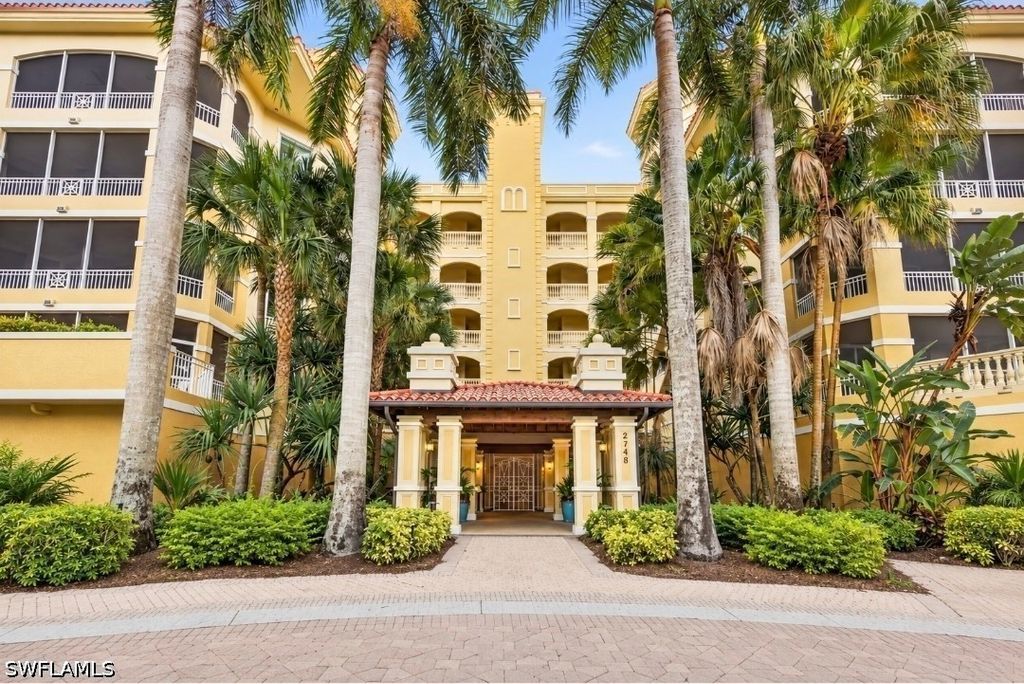 2748 Tiburon Blvd E 106, Naples