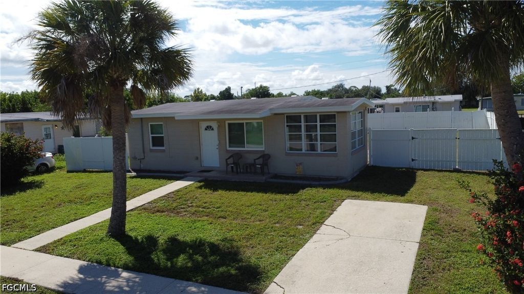 21067 Gladis Ave, PORT CHARLOTTE