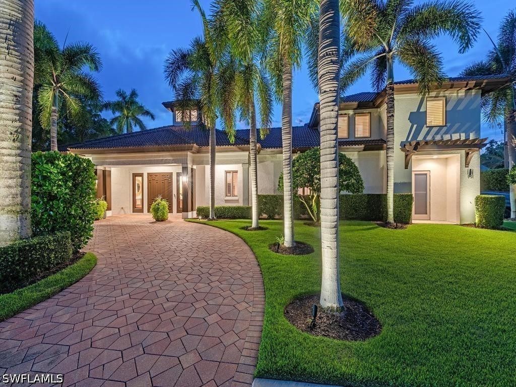 131 3rd St N, Naples