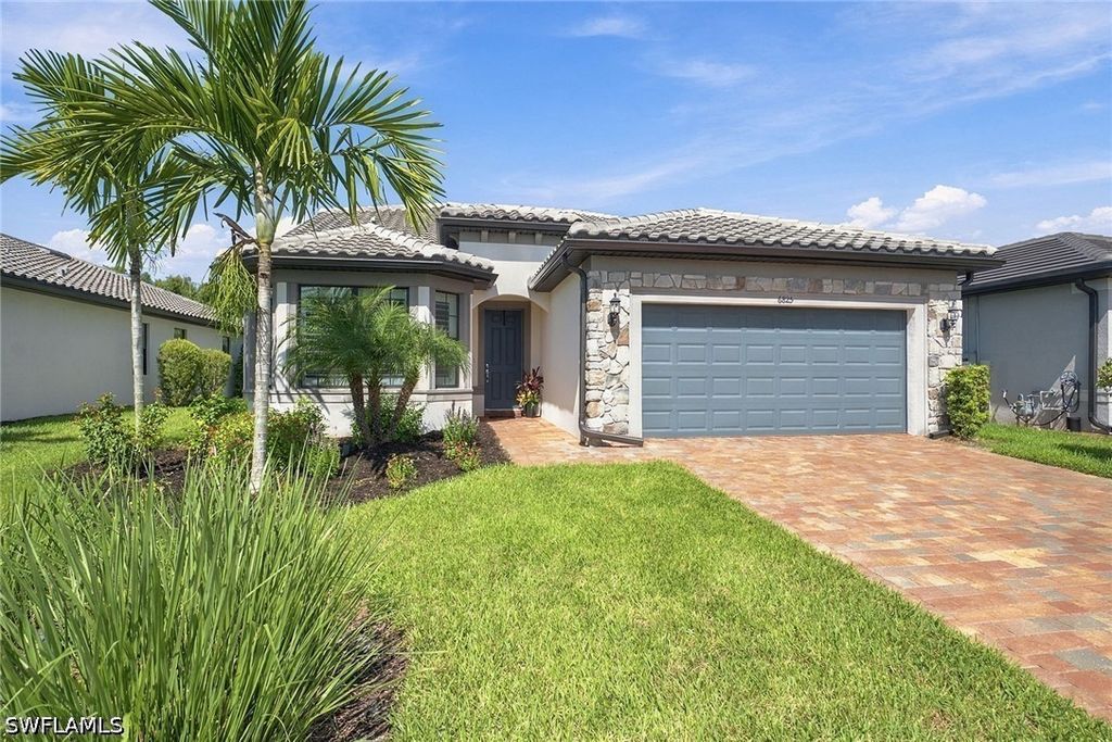 6825 Greenbriar Ct, Naples