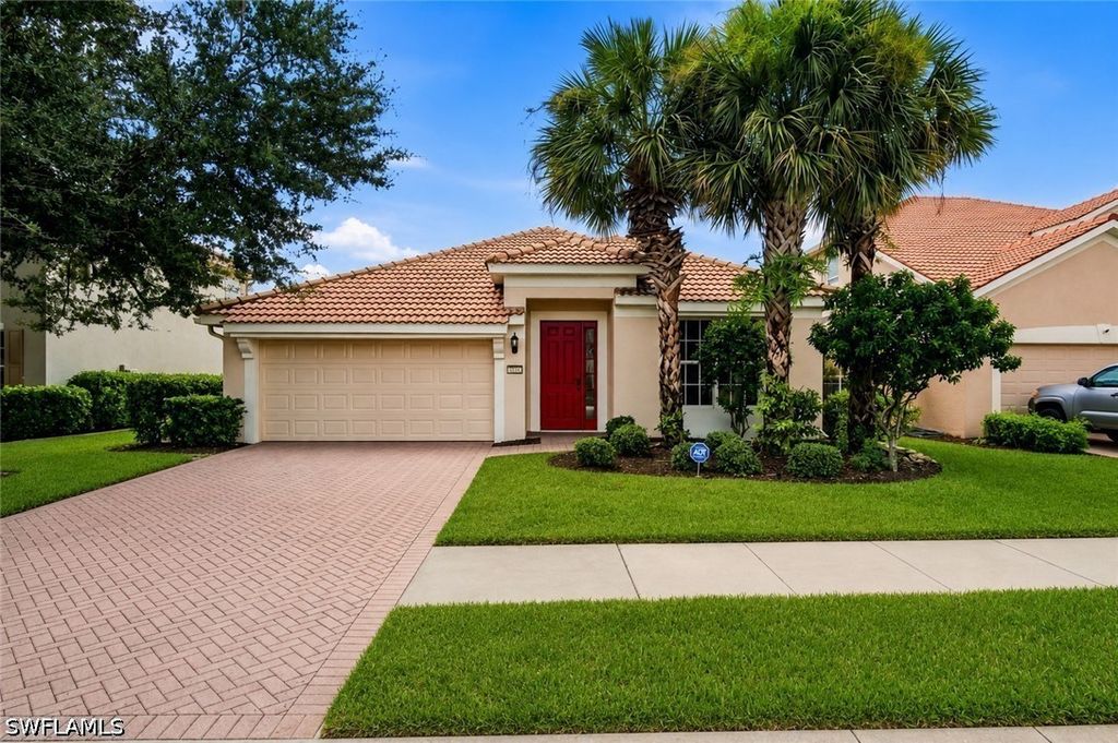 2022 Fairmont Ln, NAPLES