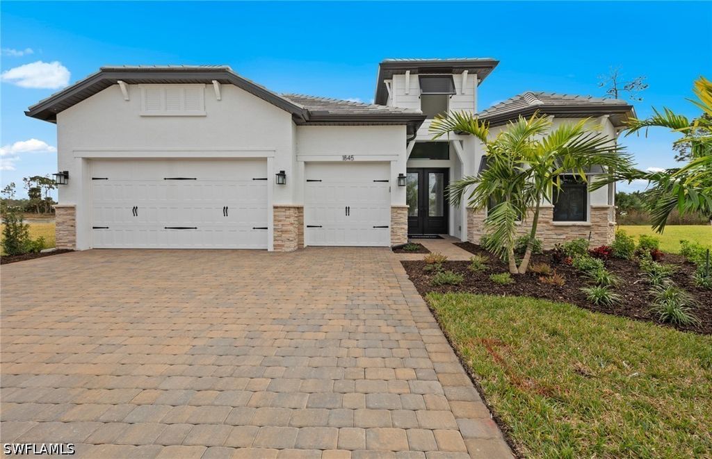 2004 Don Benito Way, Naples