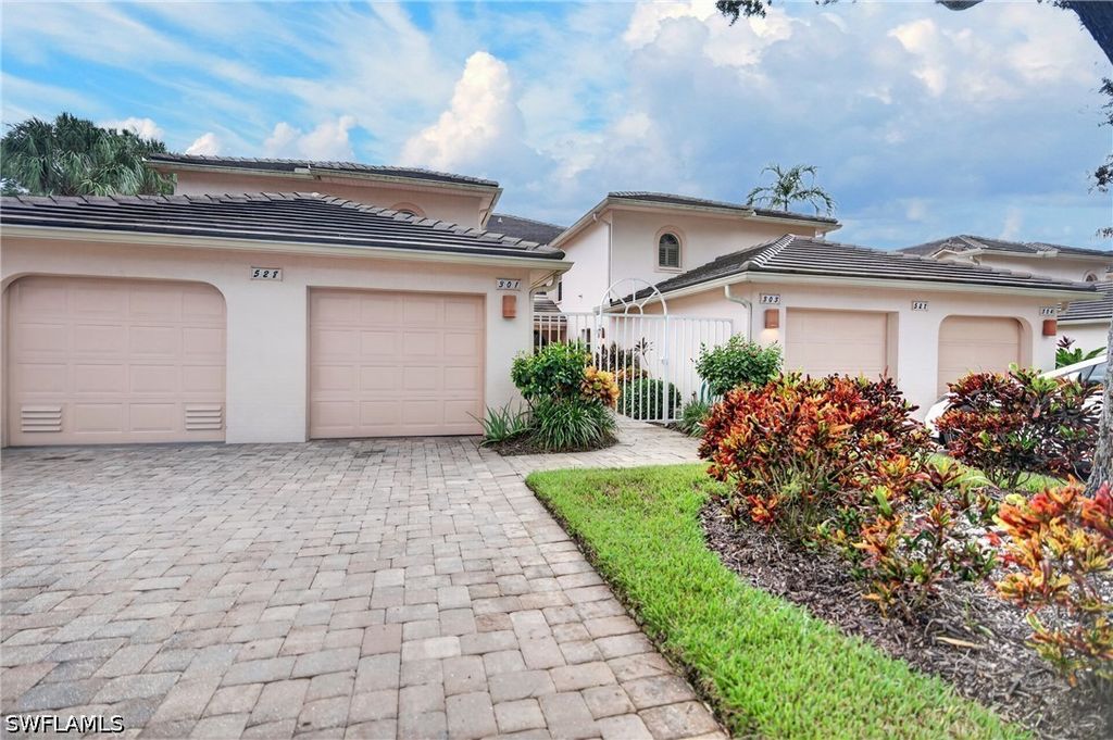528 Lake Louise Cir 301, Naples
