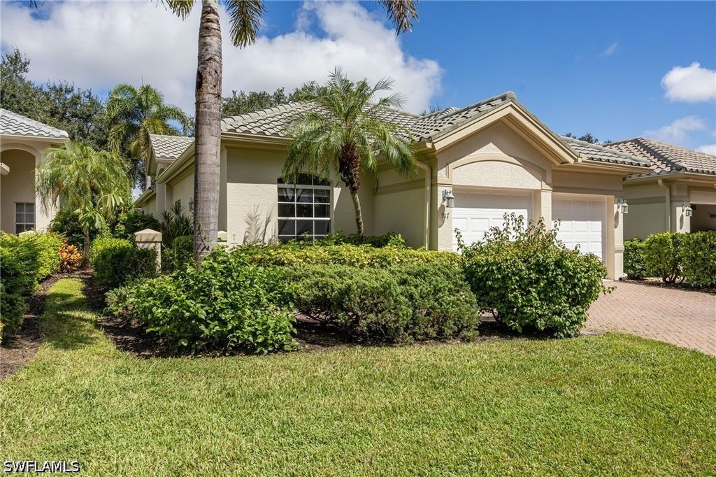 917 Vistana Cir 6, Naples