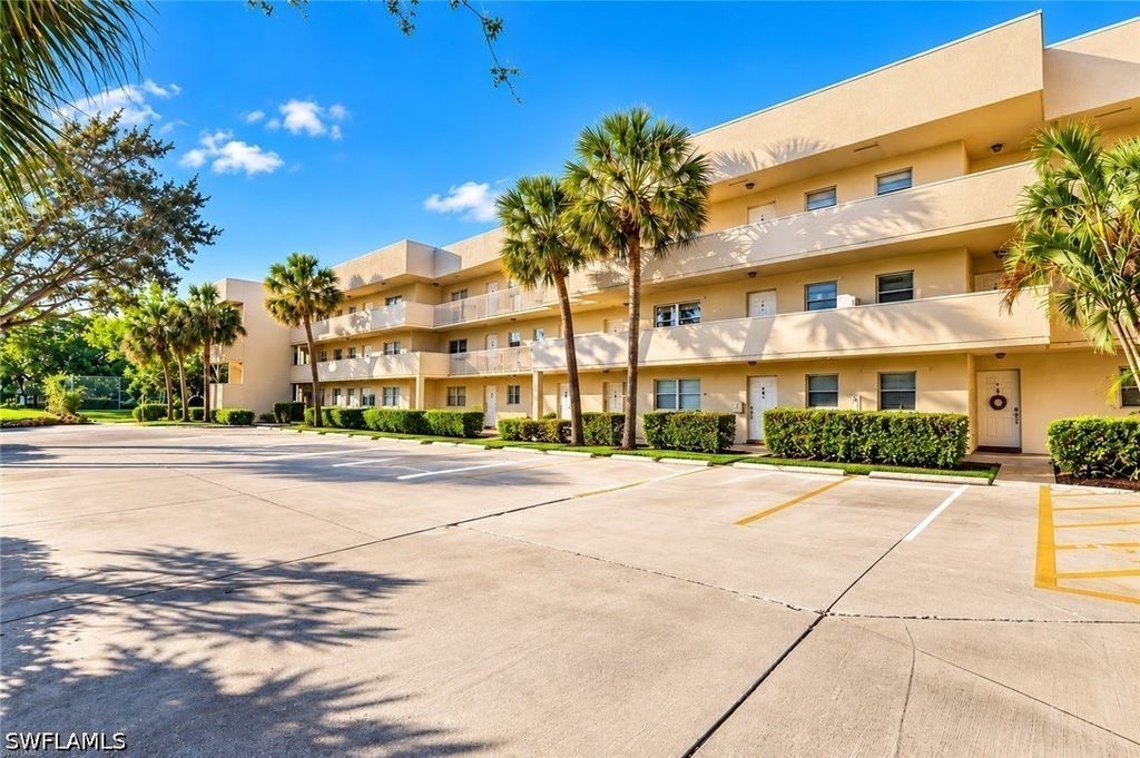 501 Forest Lakes Blvd 212, Naples