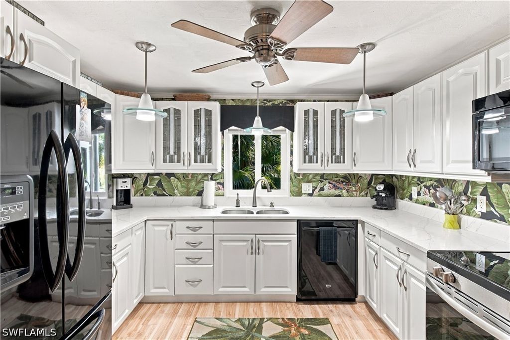 542 Charlemagne Blvd, Naples