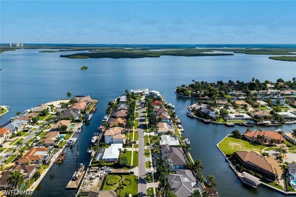 1763 Wavecrest Ct, Marco Island
